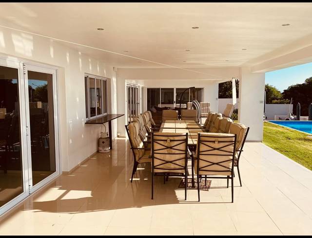 5 BEDROOM HOUSE FOR SALE IN JEFFREYS BAY CENTRAL